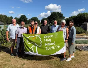 Love Solihull, Veolia rep Cllr Hawkins and Allotment volunteers with 2025/26 green flag