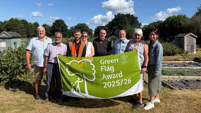 Love Solihull, Veolia rep Cllr Hawkins and Allotment volunteers with 2025/26 green flag